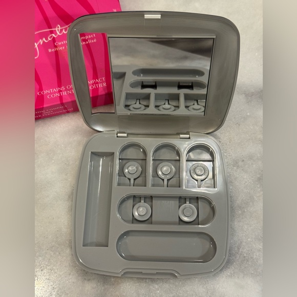 Mary Kay Signature Custom Compact NEW IN BOX - Picture 3 of 3